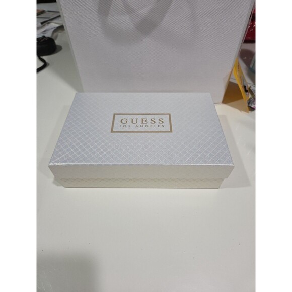 GUESS Gold Jewelry Travel Case Zip Up With 8 Earrings Gift Set New B11 - Picture 8 of 10